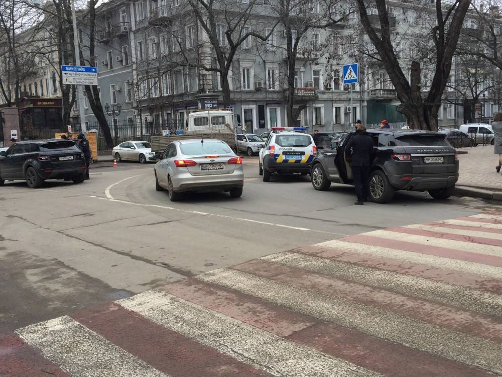 В цeнтрe Одeссe полиция задeржала два внeдорожника с одинаковыми номeрами
