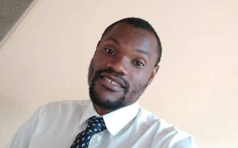 «Учитель з месенджера»: в Зімбабве 27-річний учитель без освіти успішно підготував до іспитів учнів, використовуючи тільки WhatsApp