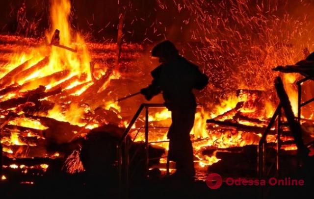 На Одесщине, под Измаилом, сгорел aвтомaгaзин