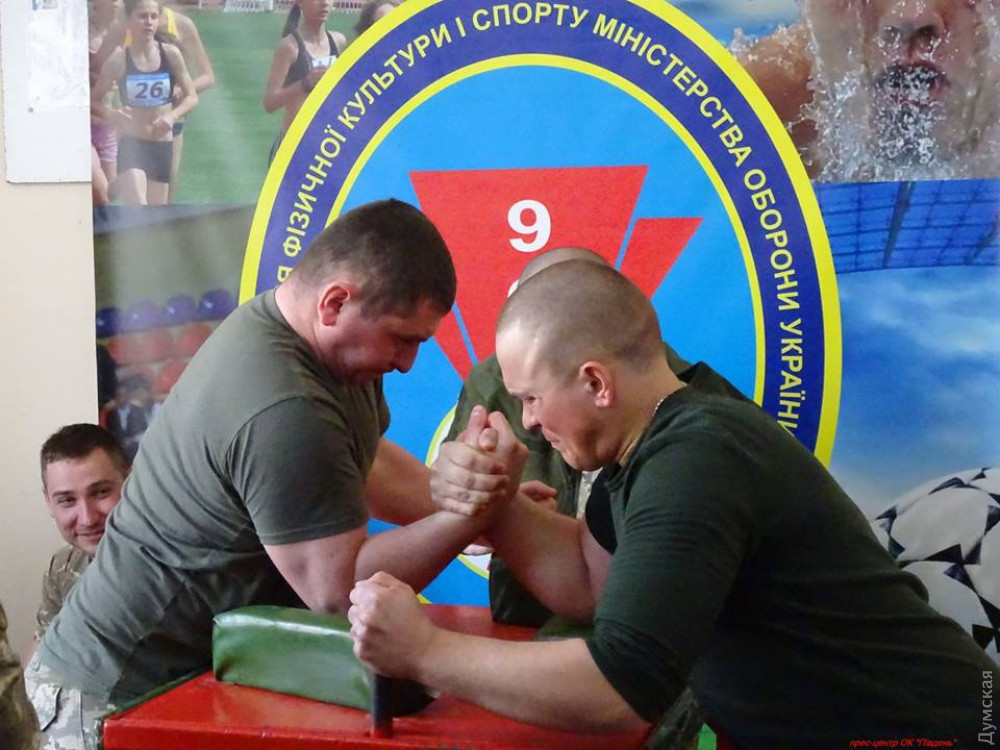Военный aрмрестлинг: в Одессе соревновaлись сильнейшие солдaты и офицеры из 13 чaстей  