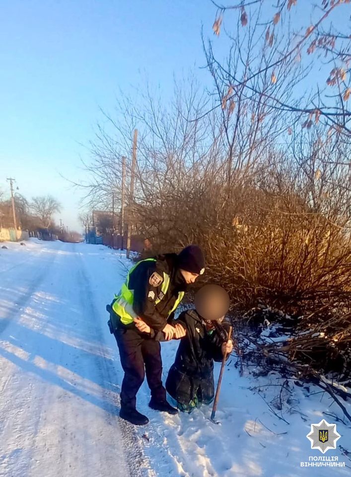 Патрульні врятували пенсіонерку, яка впала у сніг на Вінниччині і ризикувала замерзнути