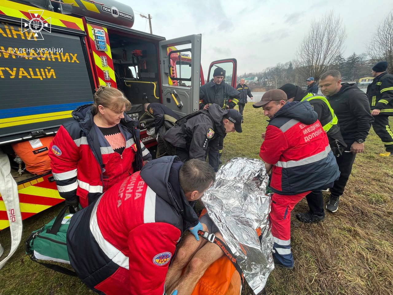 Рятувальники у Вінниці врятували чоловіка та його собаку з крижаної річки