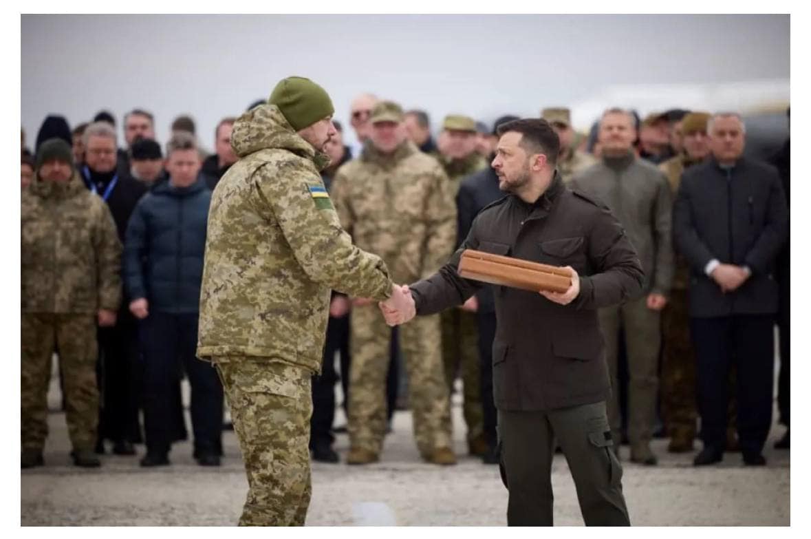 Прикордонник з Вінниччини отримав іменну зброю від Президента України