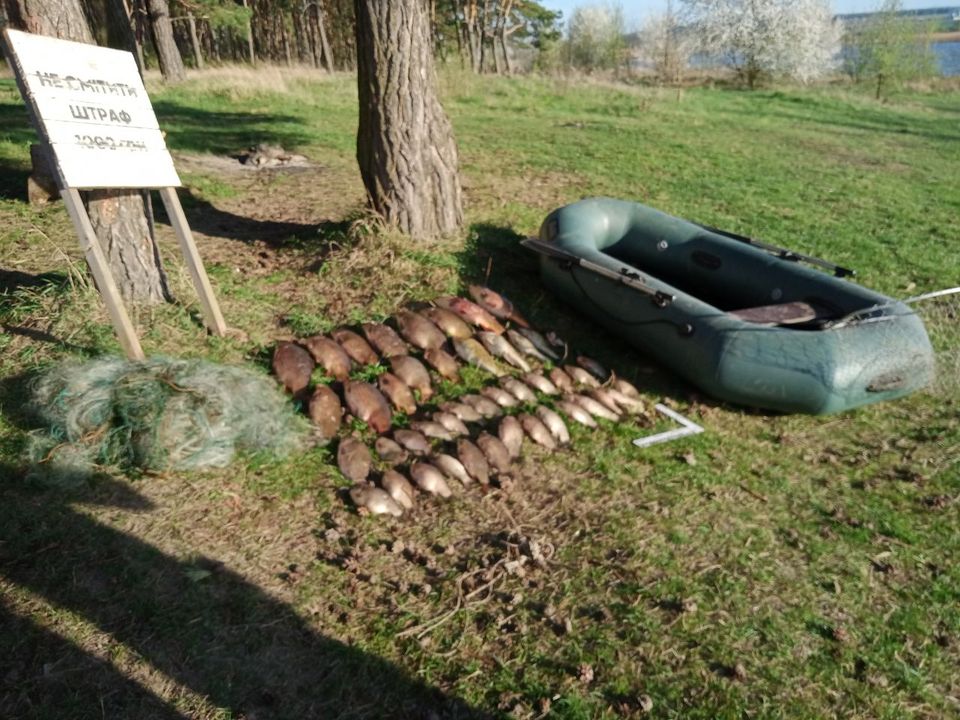 На Вінниччині чоловік здійснив незаконний вилов риби на суму понад 120 тисяч гривень: вилучено човен та заборонене спорядження