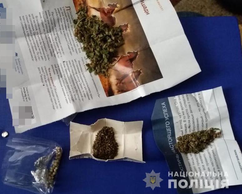 У селі на Запоріжжі поліцейські вилучили вогнепальну зброю та наркотики
