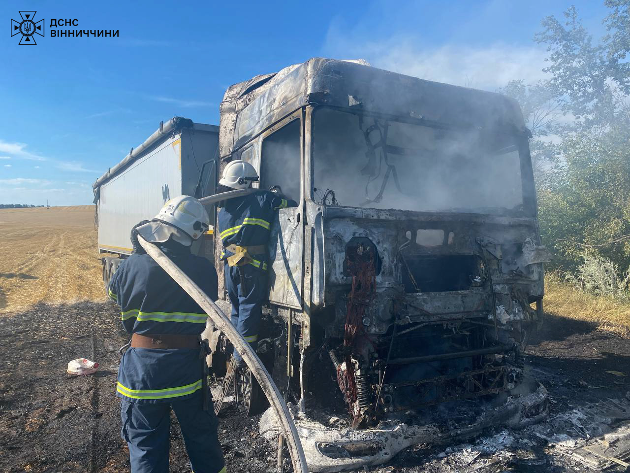 Нa Вінниччині ледь не згорів причіп із збіжжям