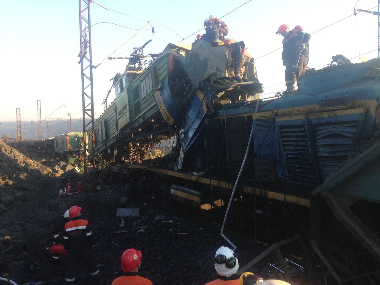 На Дніпропетровщині зіткнулися два потяги, є жертви (Фото)