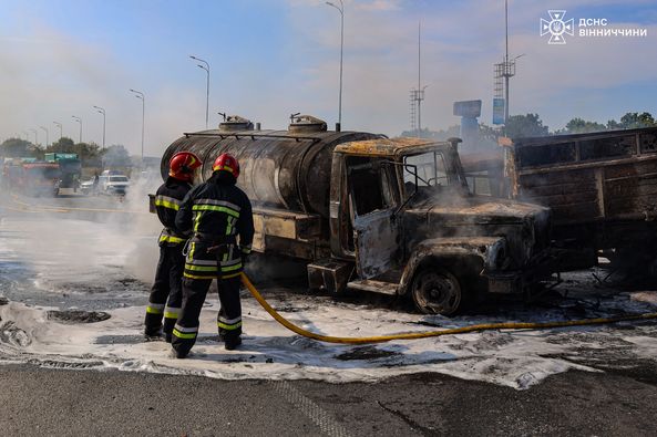 Масштабна ДТП на Вінниччині: молоковоз і вантажівка спалахнули після зіткнення (ВІДЕО)