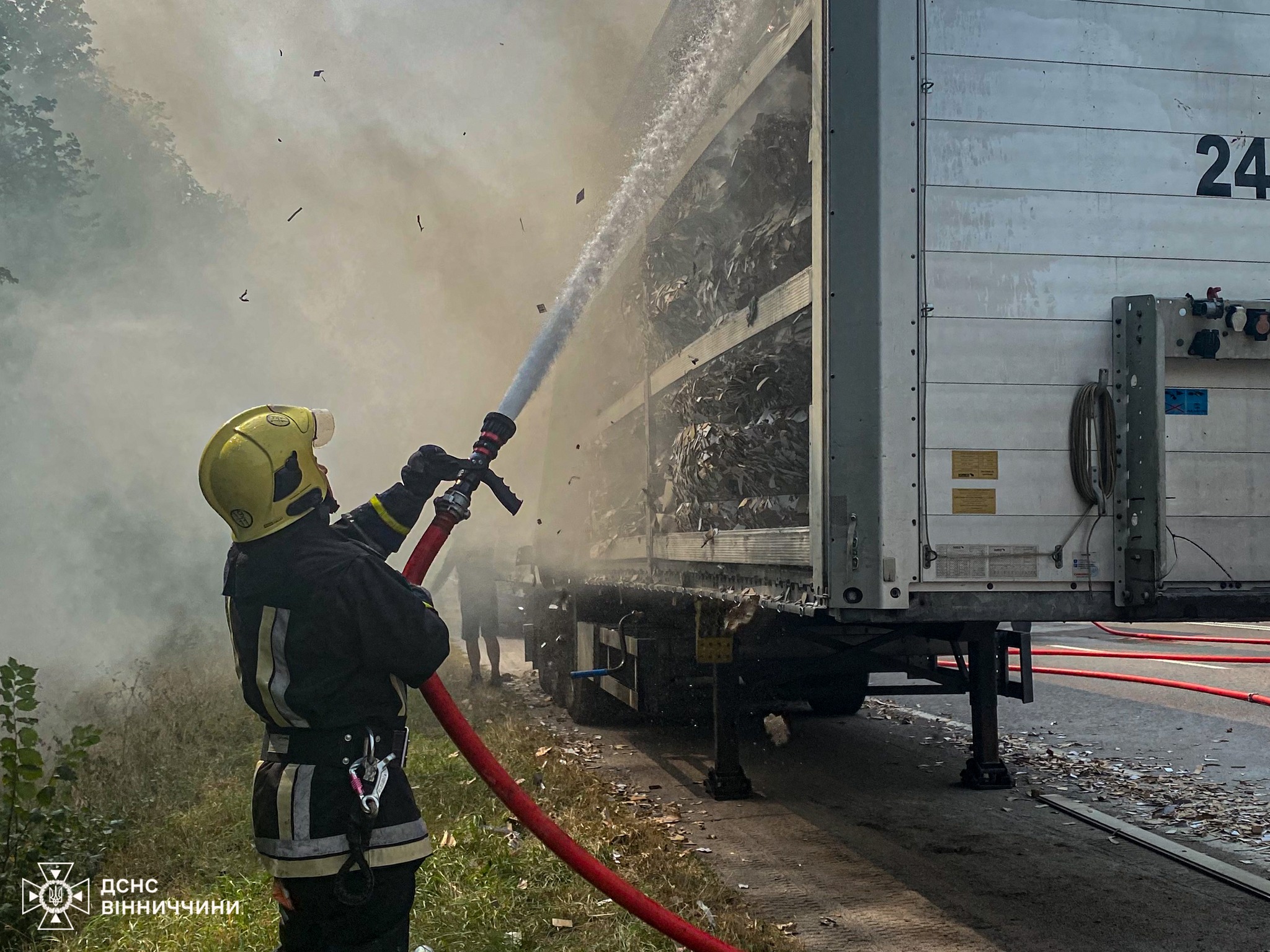 Поблизу Калинівки сталася пожежа вантажівки з картоном: рятувальники ліквідували загоряння