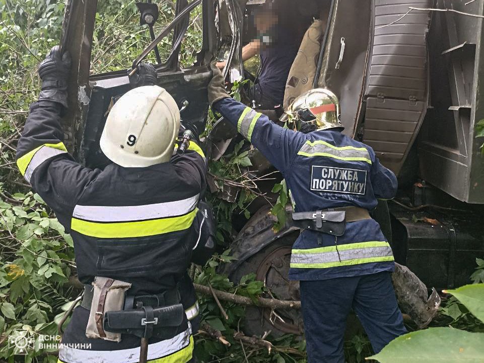 ДТП на Вінниччині: рятувальники деблокували водія вантажівки після зіткнення з деревом