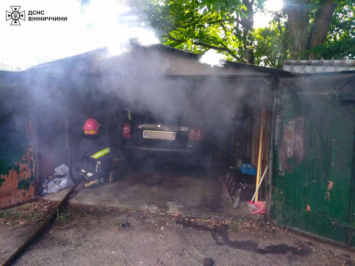 У Вінниці через дитячі пустощі з вогнем пошкоджено гараж та автомобіль