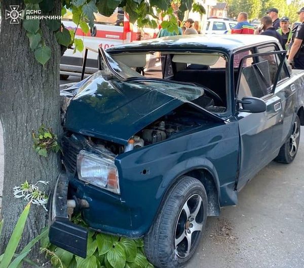 В Немирові автомобіль зіткнувся з деревом, постраждали жінка та діти