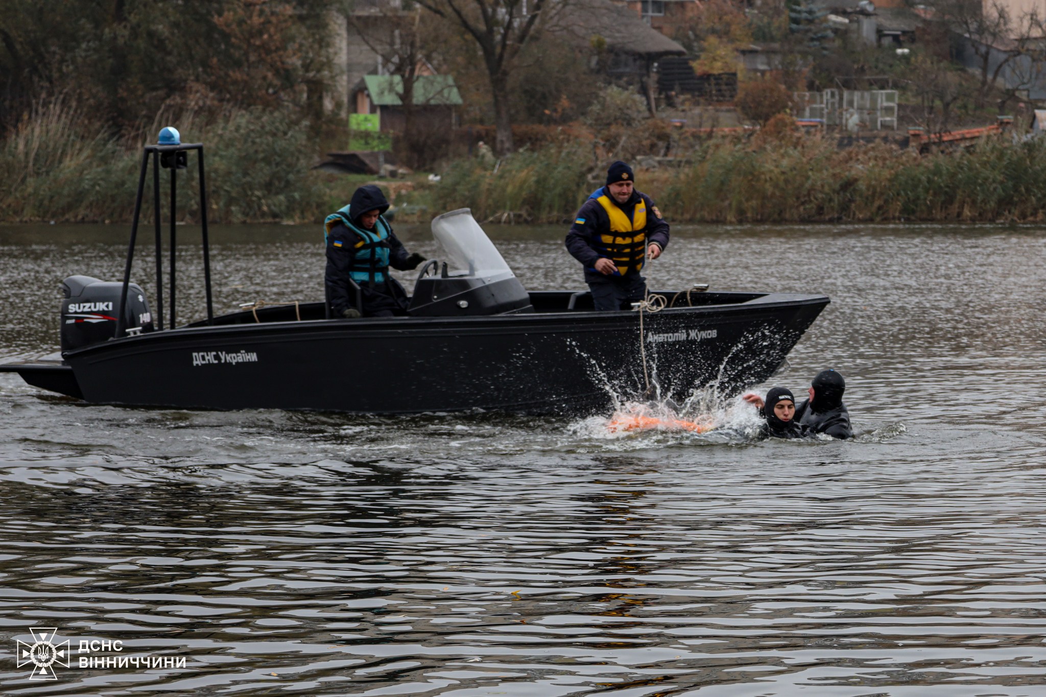 Рятувальники ДСНС у Вінниці провели навчання з порятунку на воді для майбутніх надзвичайників