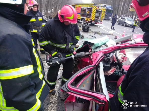 Вибратись із понівеченого авто  було неможливо – наслідки аварії неподалік Вінниці (ФОТО)