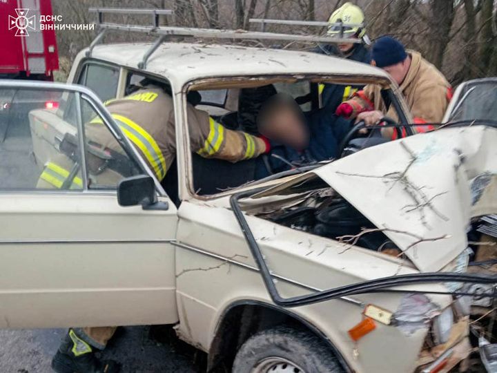 У Вінницькій області сталася смертельна ДТП: водій загинув після зіткнення з деревом