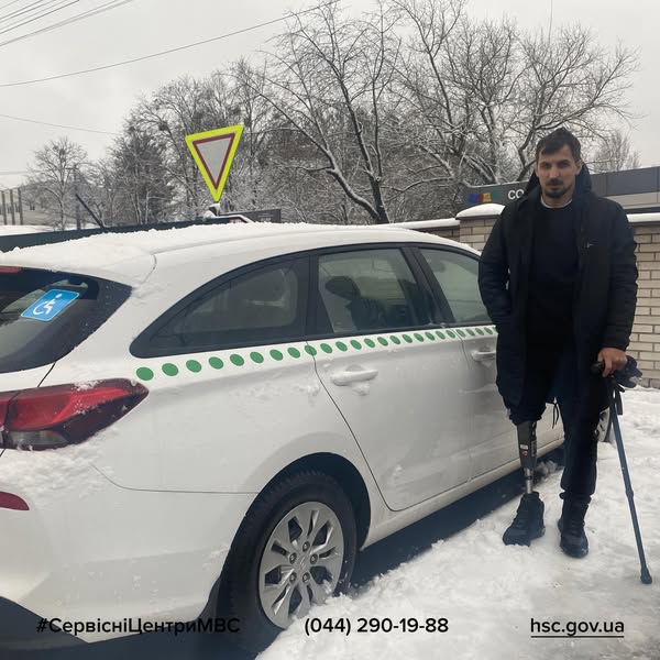 Вінничaнин, який втрaтив кінцівку нa війні, отримaв водійське посвідчення