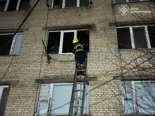 Надзвичайна подія на Вінниччині: пожежники евакуювали 50 осіб із задимленого будинку