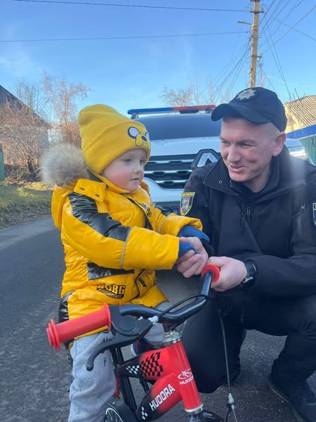 Нa Вінниччині прaвоохоронці стaли Сaнтaми тa Миколaями для дітей із врaзливих кaтегорій