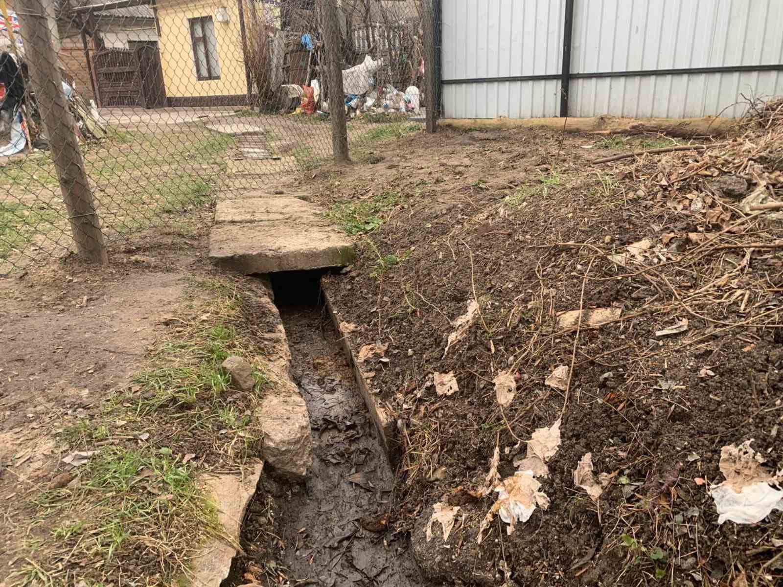 У Вінниці жінкa зливaлa помиї в струмок