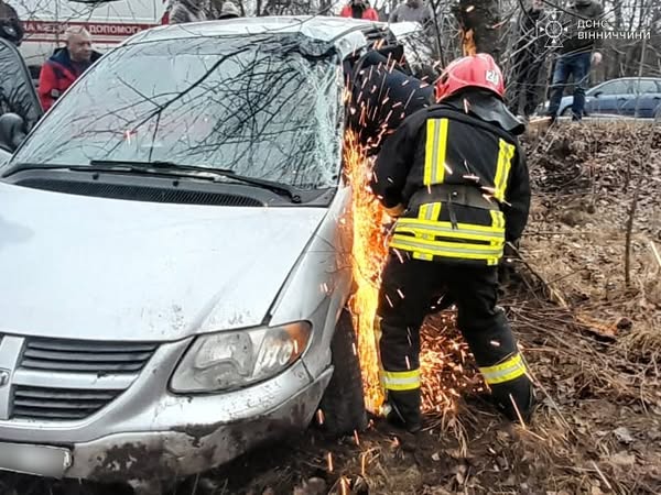 Вінницькі рятувальники звільнили водія з понівеченого авто на трасі 