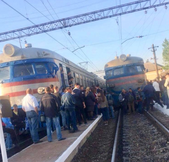 Під Львовом невдоволені пасажири блокували електрички на Мукачево і Трускавець