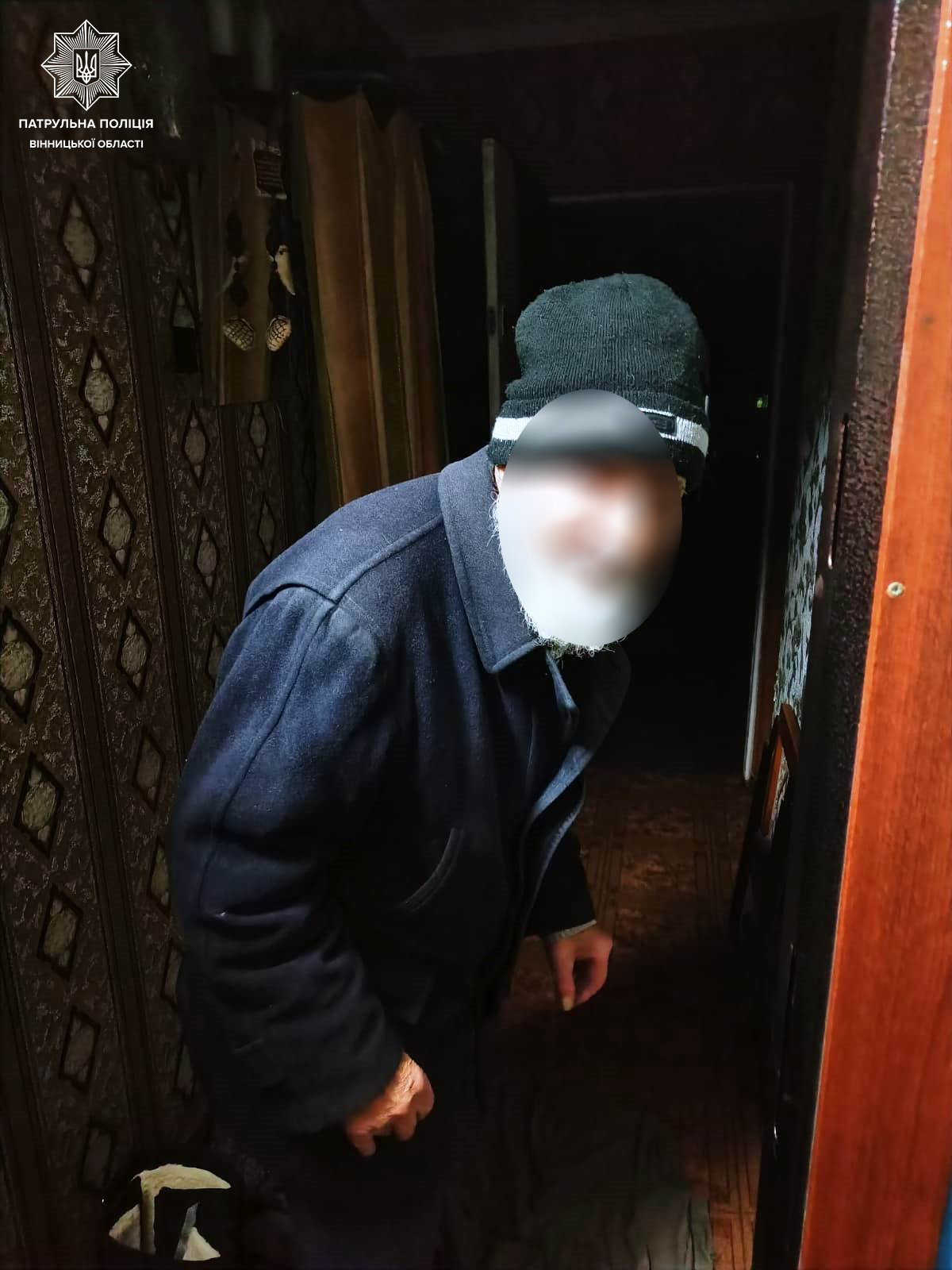 Вінницькі пaтрульні допомогли стaренькому дістaтися додому