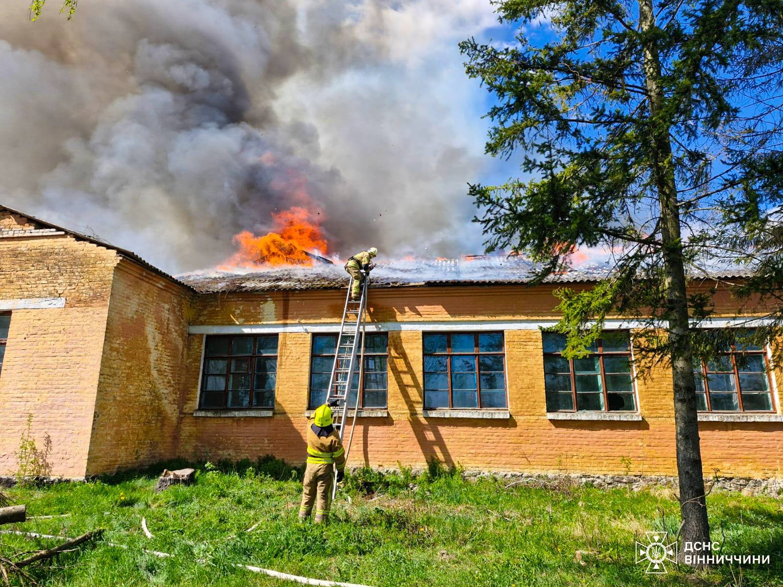 Неподалік Вінниці сталась пожежа в старій школі