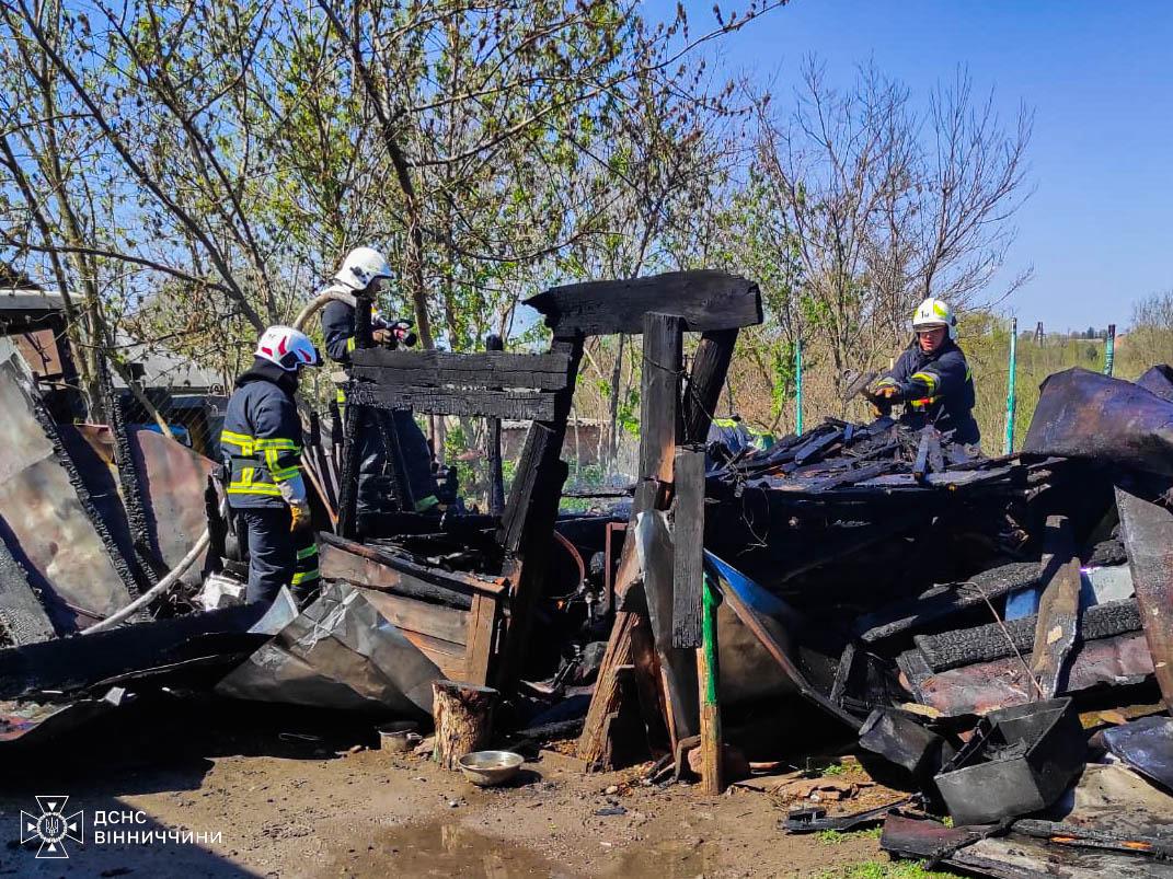 В одному із сіл Вінниччини вщент вигорілa господaрськa спорудa