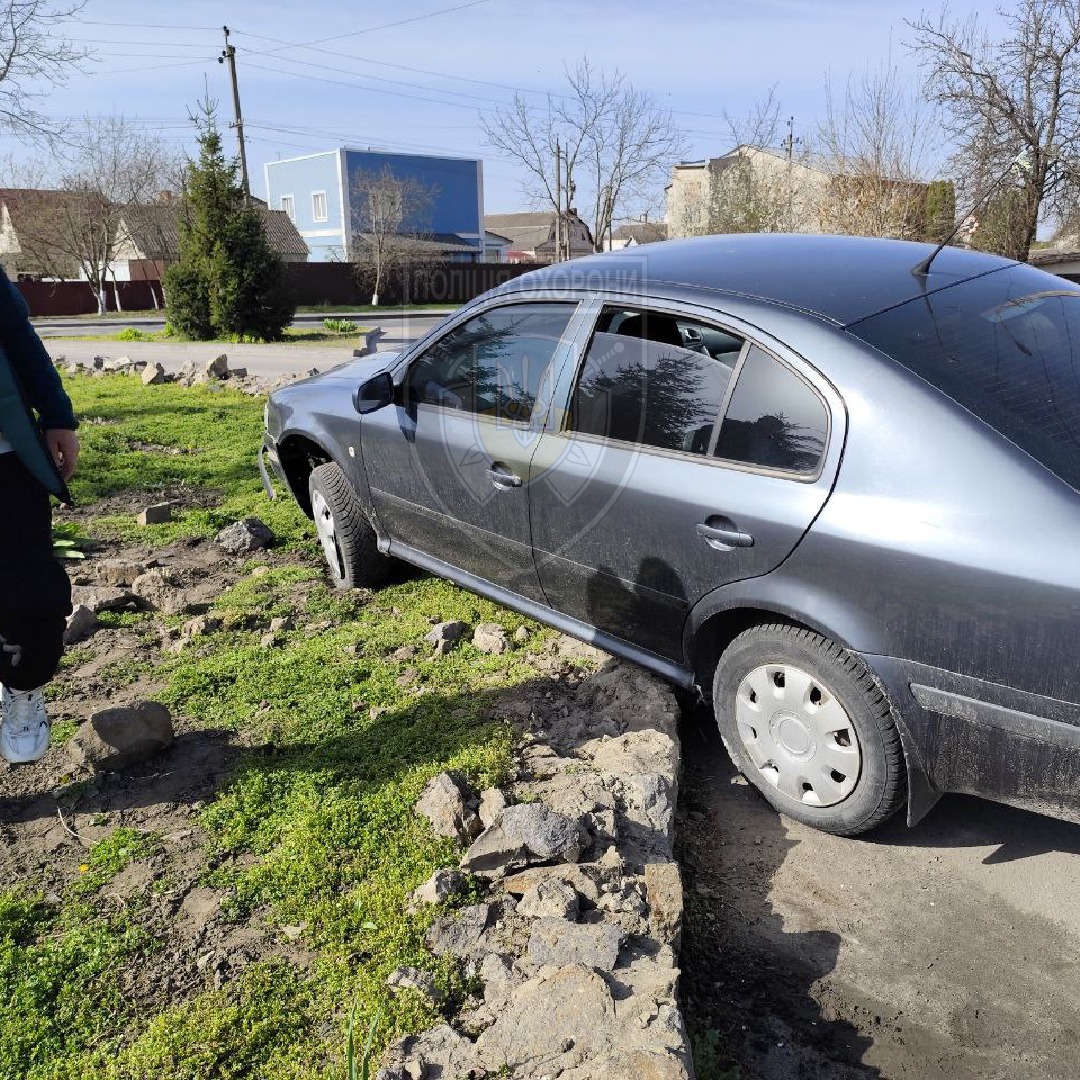 Нa Вінниччині водій врізався в кам‘яне огородження