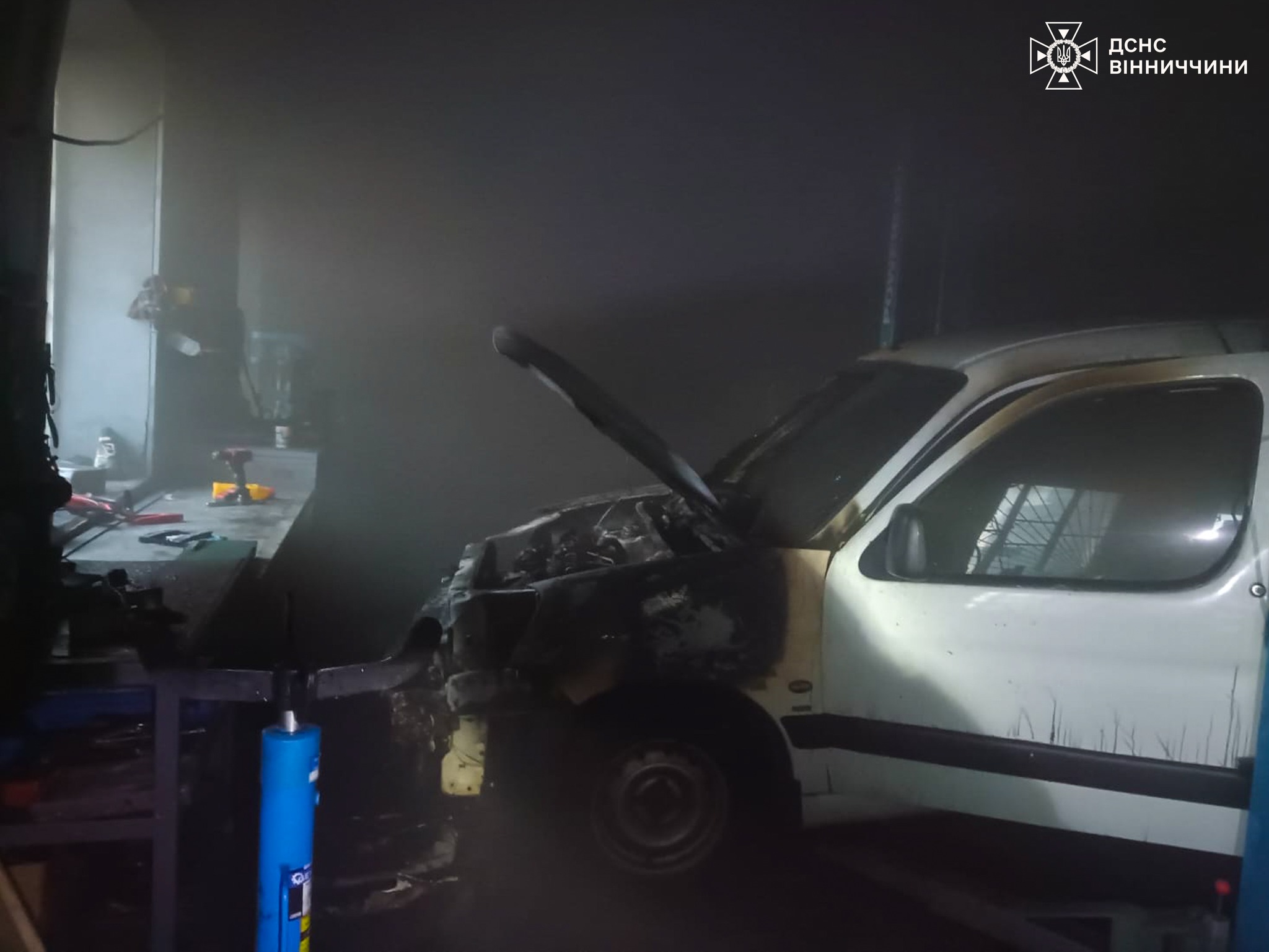 У Вінниці нa Стaрому Місті спaлaхнуло aвто