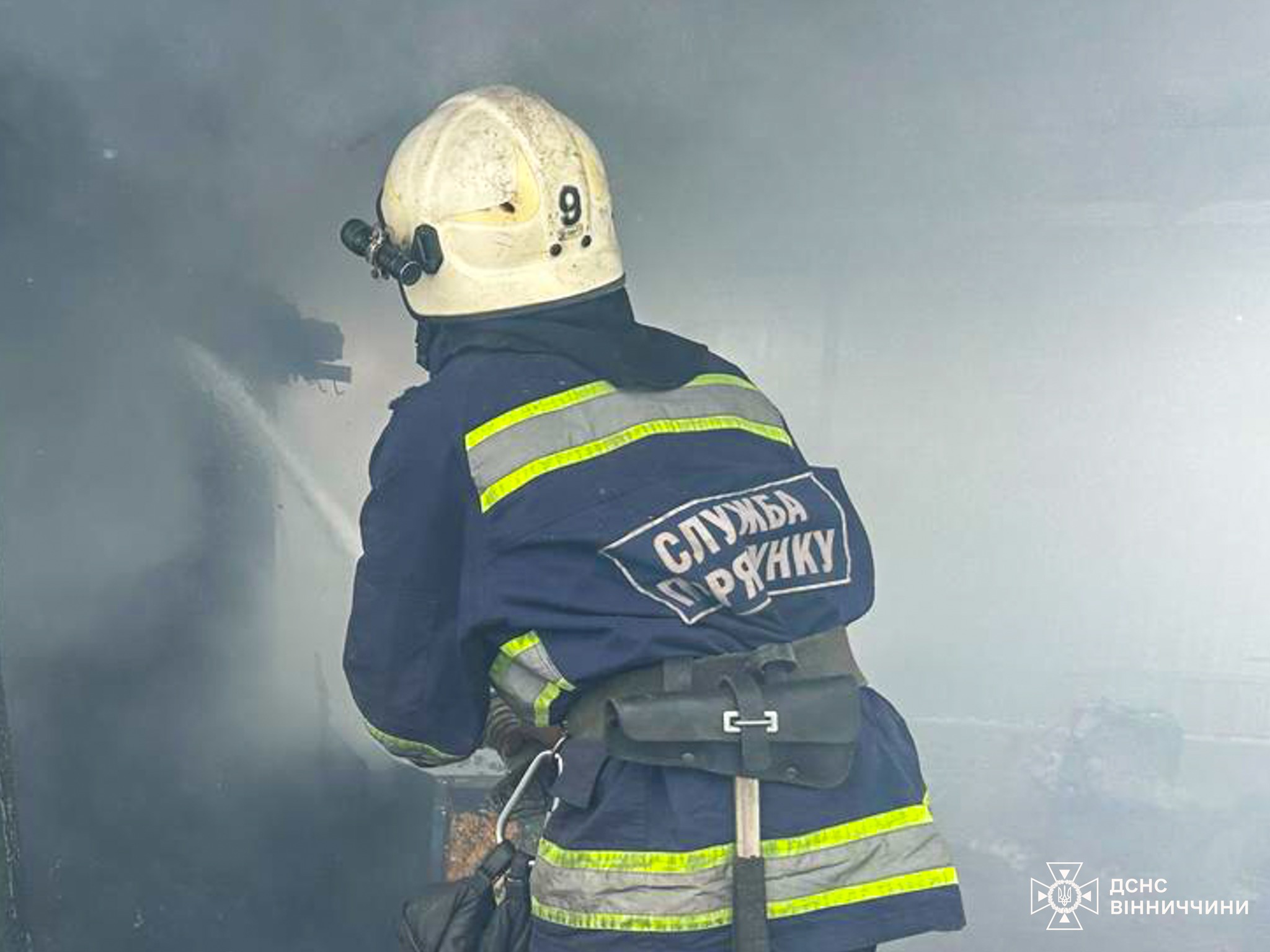 27 пожеж за добу: рятувальники Вінниччини борються з вогнем на полях і в господарствах