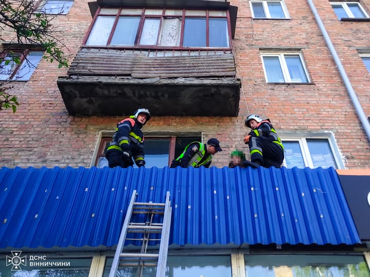 У Вінниці рятувальники зняли 85-річну жінку з даху магазину