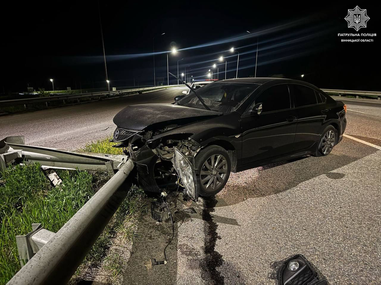 Неподалік Вінниці престижна іномарка врізалась в дорожню огорожу (ФОТО)