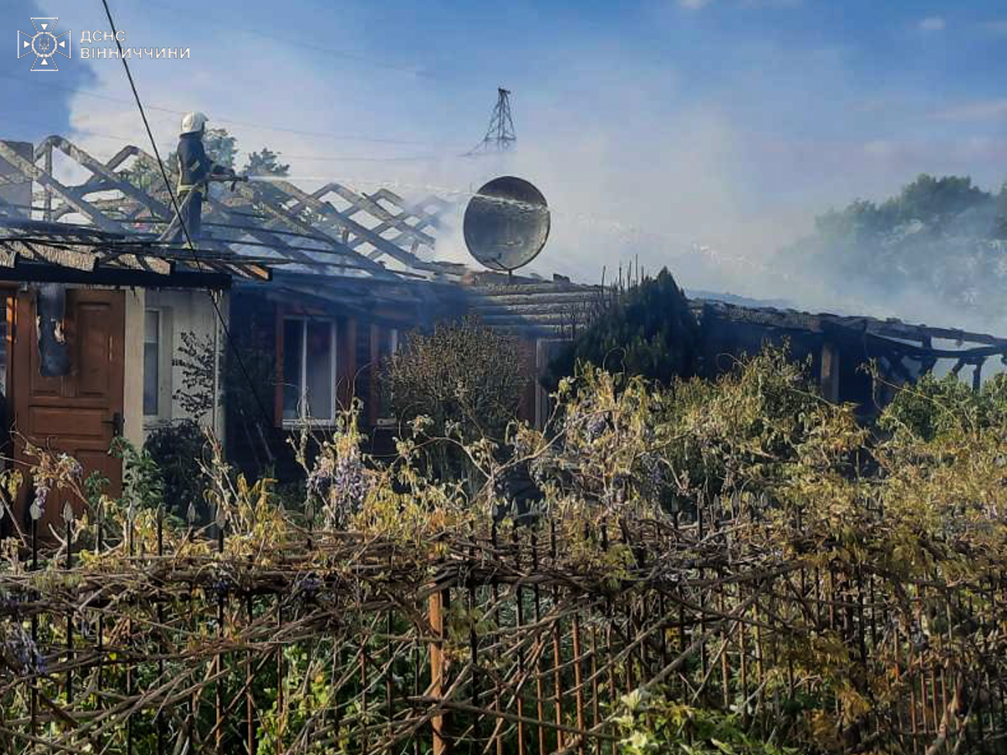 В селищі на Вінниччині згорів будинок, площа якого складає кілька однокімнатних квартир у місті