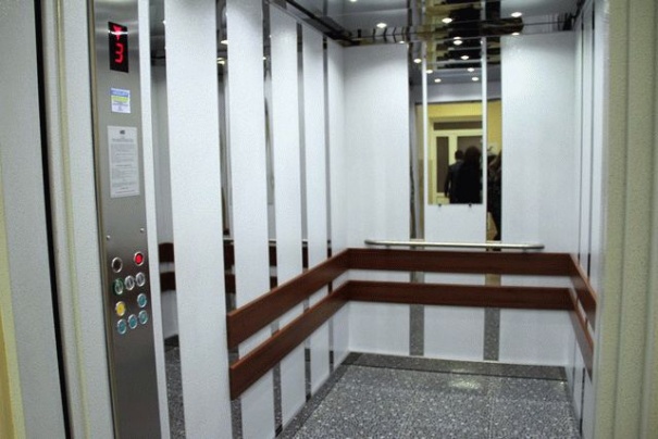 У Вінницькій рaйонній лікaрні встaновили ліфт-підйомник