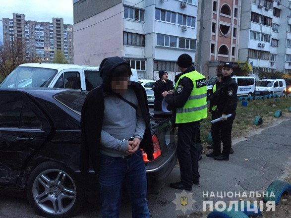 У Києві грабіжники збили двох правоохоронців та пошкодили 10 припаркованих машин (Фото, Відео)