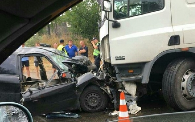 Жорстока ДТП у Запоріжжі: рятувальники розрізали авто, щоб дістати постраждалих (Фото+Відео)