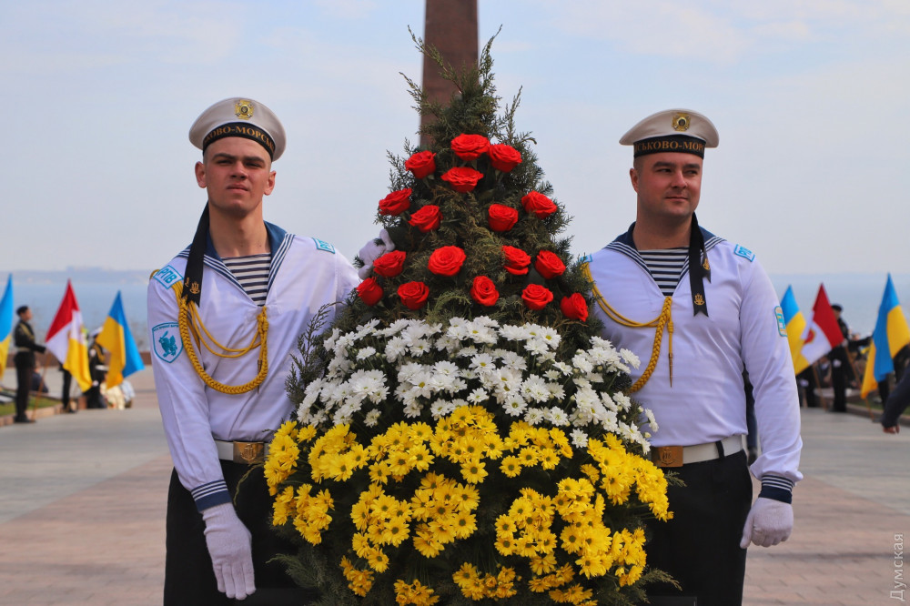 День Освобождения: первые лицa городa и облaсти возложили цветы к пaмятнику Неизвестному мaтросу   