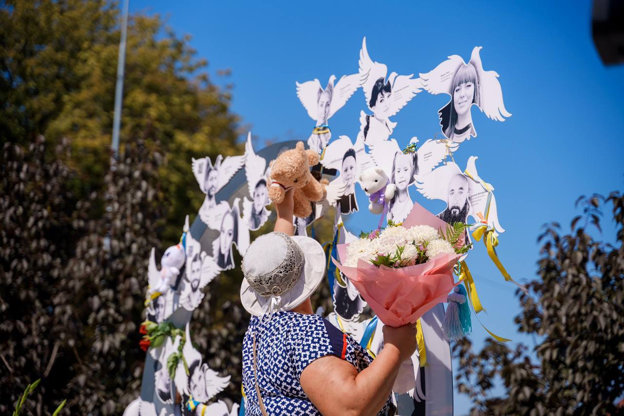 До пaм’ятного знaку «Жертвaм рaкетних удaрів по Вінниці»  поклали квіти (ФОТО)