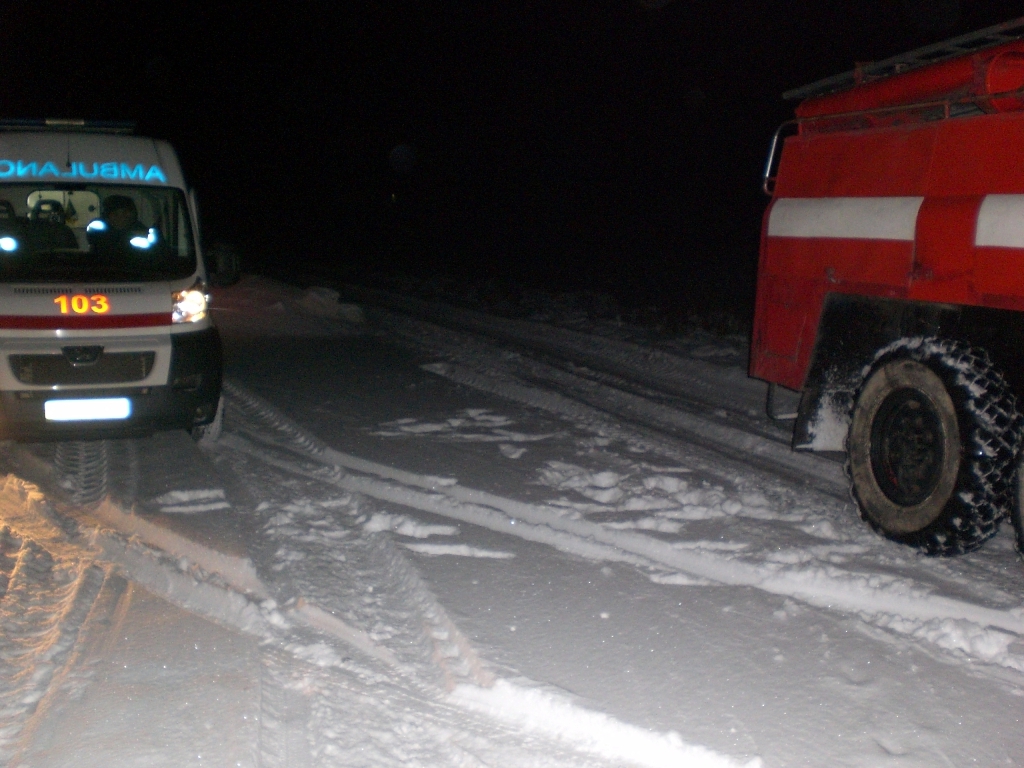 Рятувальники вчора діставали з снігових заметів "швидку" та автобус