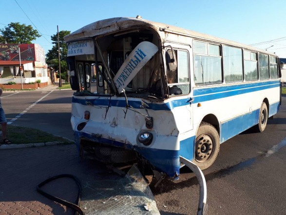 На Кіровоградщині у ДТП потрапив автобус із гірниками (Фото)