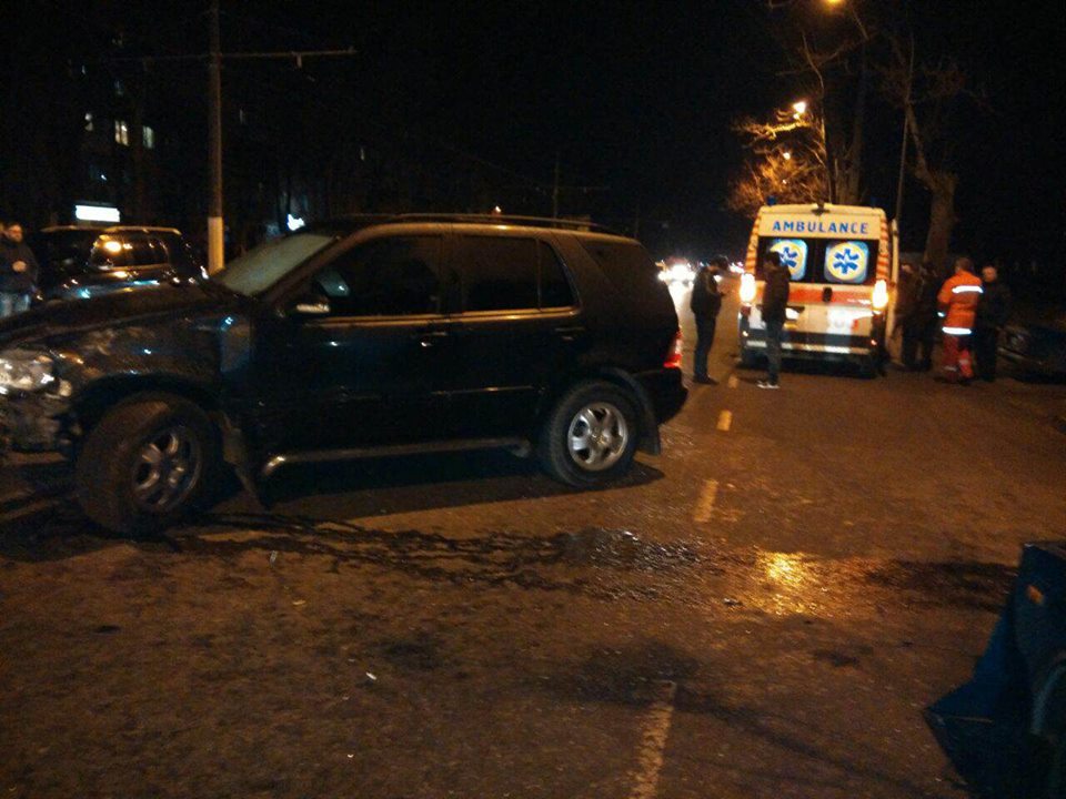 Второе ДТП с пострадавшими в ночь перед Рождеством: в Одессе «Жигули» столкнулись с «Mercedes»