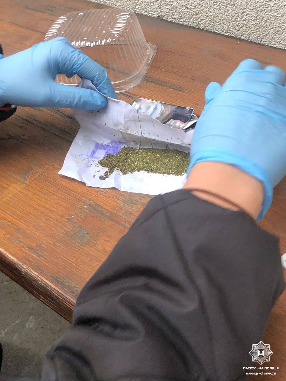 На вулиці 600-річчя патрульні виявили у 17-річного хлопця ймовірні наркотики