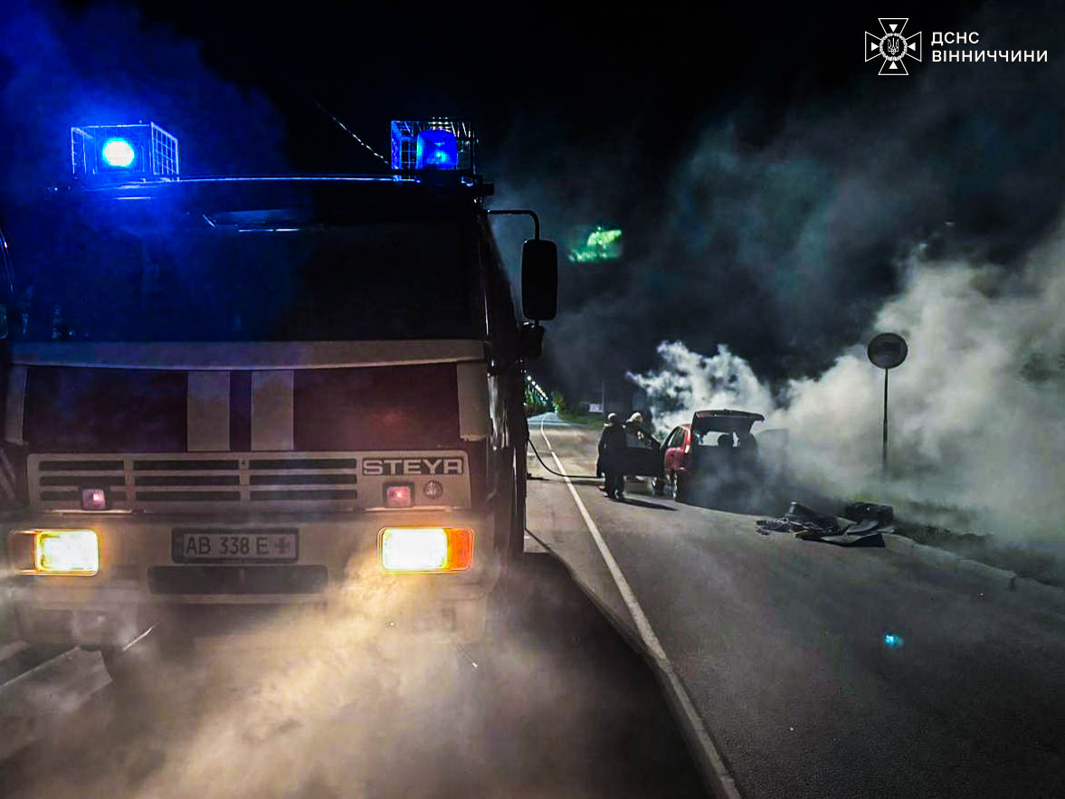 Нічна пожежа на трасі: під Баром загорівся легковик через несправність електрики
