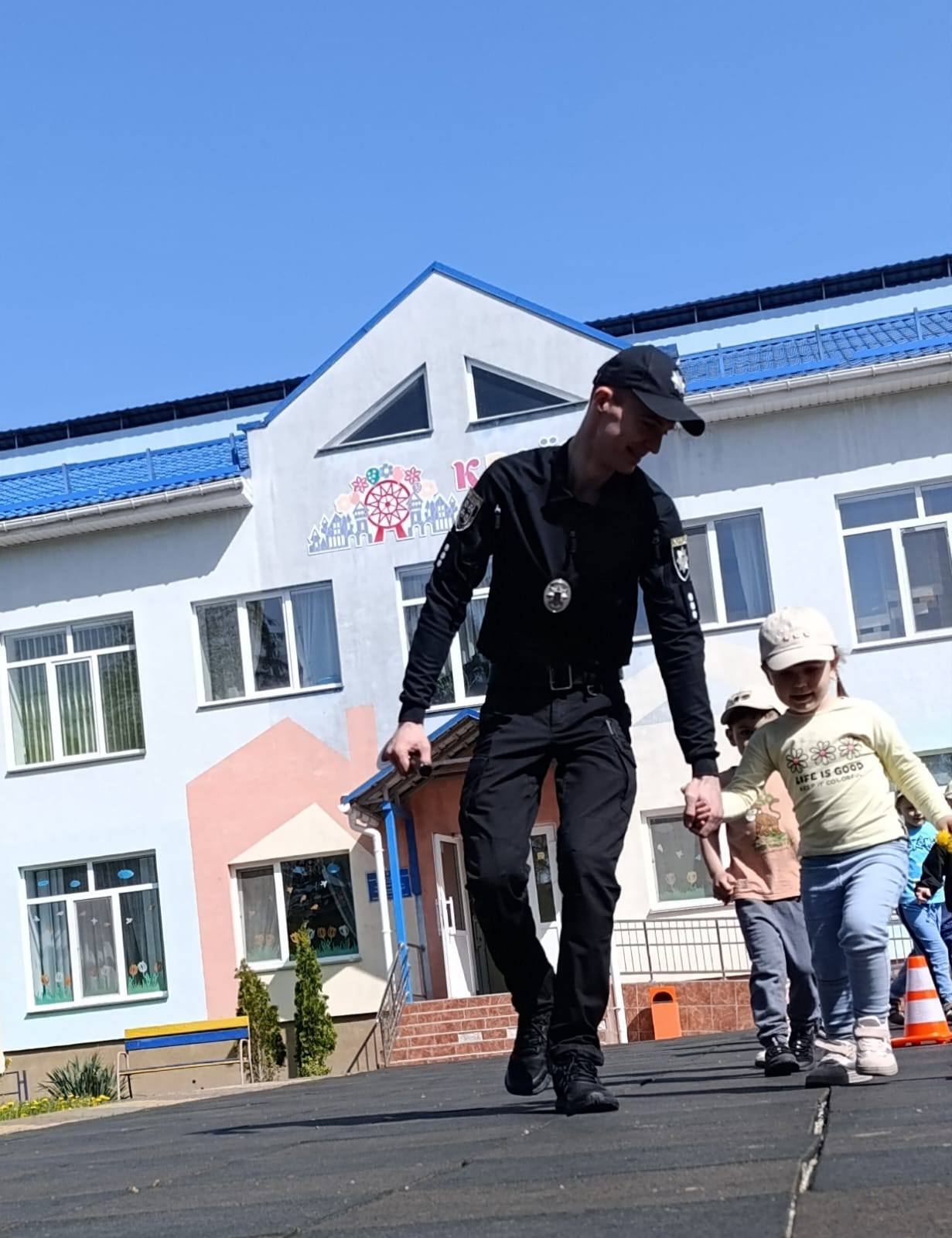 У Вінниці поліцейські завітали до дитсадка - розповіли малюкам про прaвилa безпеки
