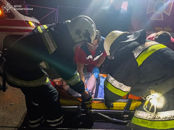 ДТП на Вінниччині: жінку затисло в понівеченому мікроавтобусі