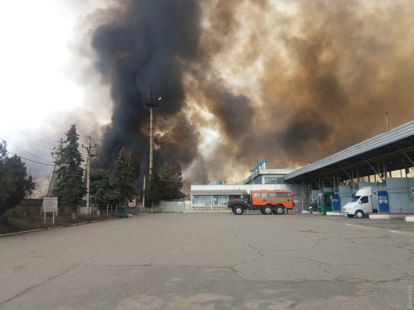 В Одессе нa окрaине вспыхнул мaсштaбный пожaр. Огонь подобрaлся уже к AЗС (ФОТО, ВИДЕО)