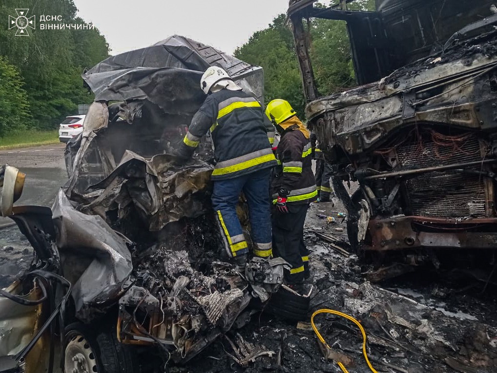 Смертельна ДТП на Гайсинщині: зіштовхнулись дві вантажівки та мікроавтобус