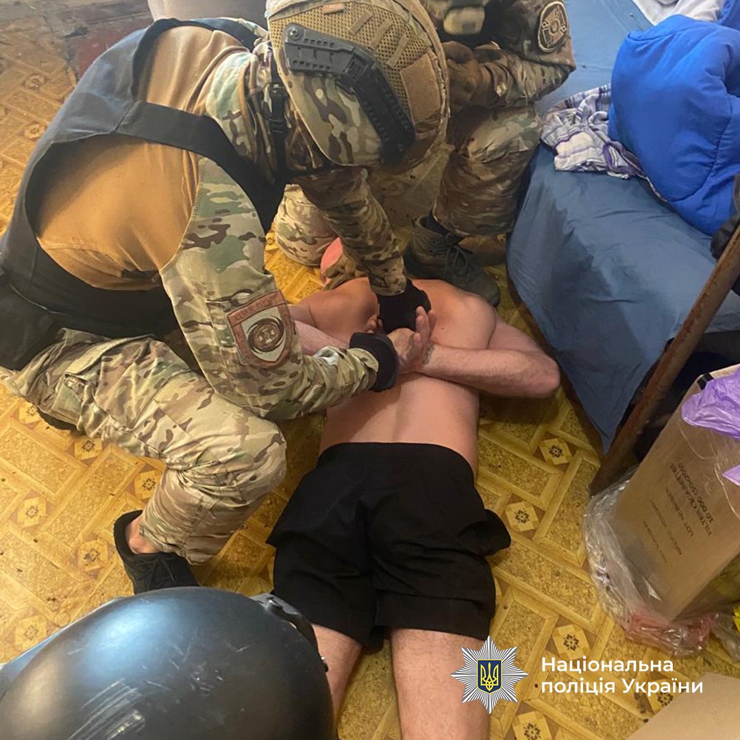 Замовлення на вбивство поліцейського: у Київської жінки і двох кримінальних «авторитетів» — підозра