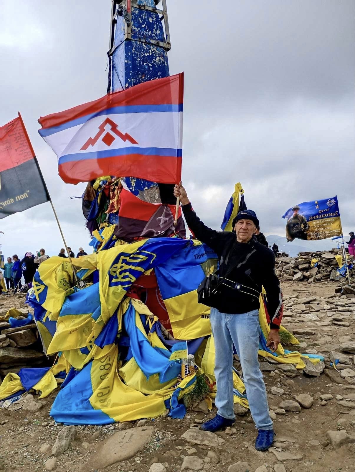 Прапор Бершаді на вершині України: 70-річний Іван Кондратишин підкорив Говерлу